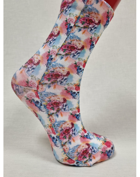 CALCETINES DISTINTOS DE MUJER CON CALAVERAS