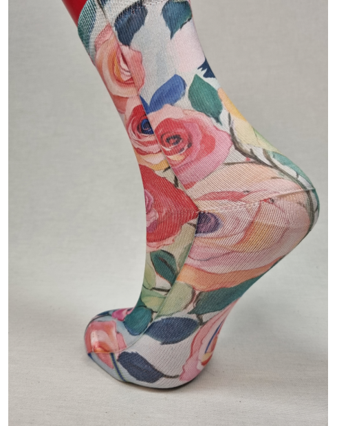 CALCETINES DISTINTOS DE MUJER CON ROSAS