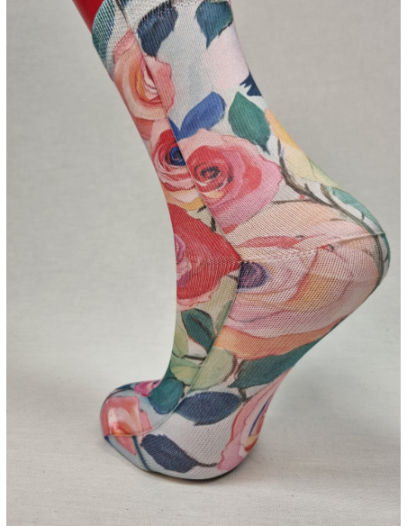 CALCETINES DISTINTOS DE MUJER CON ROSAS
