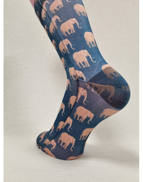 CALCETINES DIFERENTES DE HOMBRE CON...