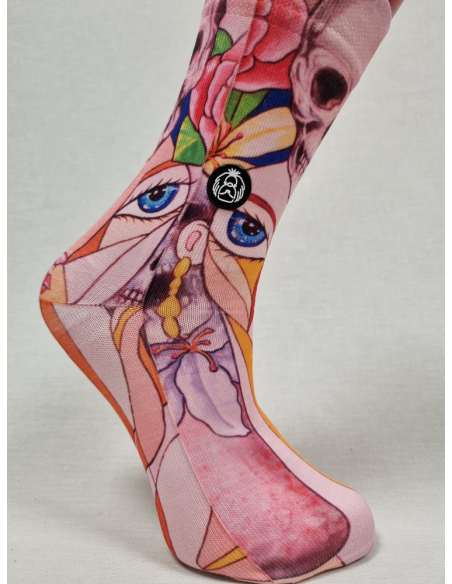 CALCETINES DISTINTOS DE MUJER CON CALAVERA