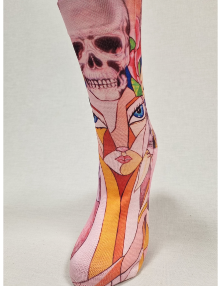 CALCETINES DISTINTOS DE MUJER CON CALAVERA