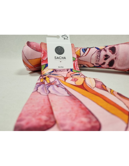 CALCETINES DISTINTOS DE MUJER CON CALAVERA