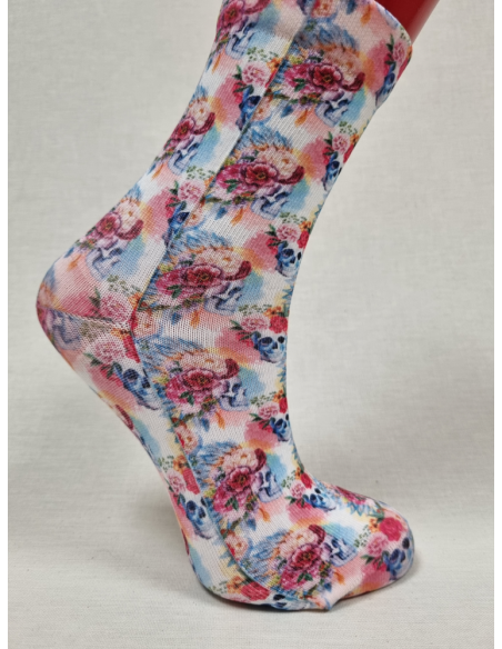 CALCETINES DISTINTOS DE MUJER CON CALAVERAS