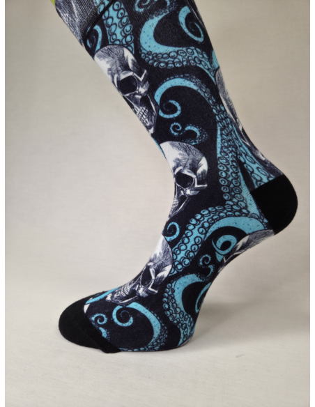 CALCETINES DIVERTIDOS DE HOMBRE CON CALAVERAS Y TENTACULOS.