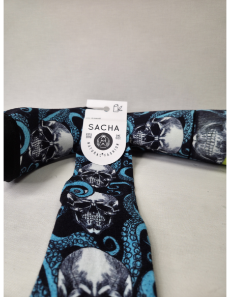 CALCETINES DIVERTIDOS DE HOMBRE CON CALAVERAS Y TENTACULOS.