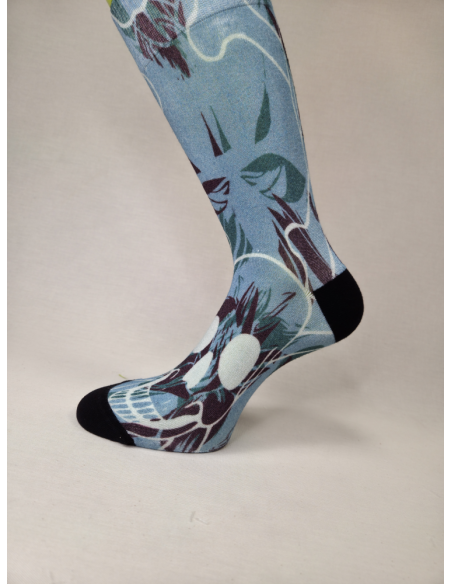 CALCETINES ALUCINANTES DE HOMBRE EN BAMBU CON CALAVERAS CON HUESO.