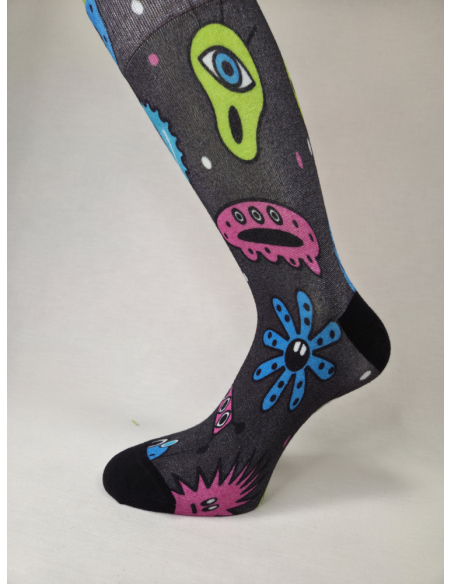 CALCETINES CARISMATICOS DE HOMBRE EN BAMBU CON MONSTRUITOS EN EL ESPACIO.