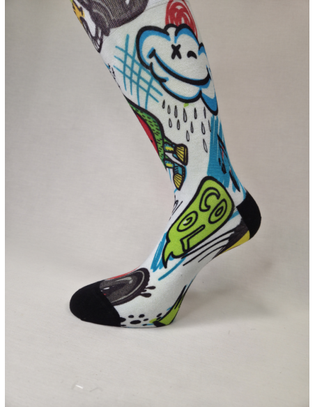 CALCETINES ALUCINANTES DE HOMBRE DE BAMBU CON MONSTRUITOS TIERNOS.