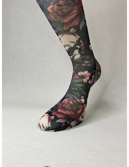 CALCETINES INFORMALES DE MUJER CON ROSAS Y CALAVERAS.