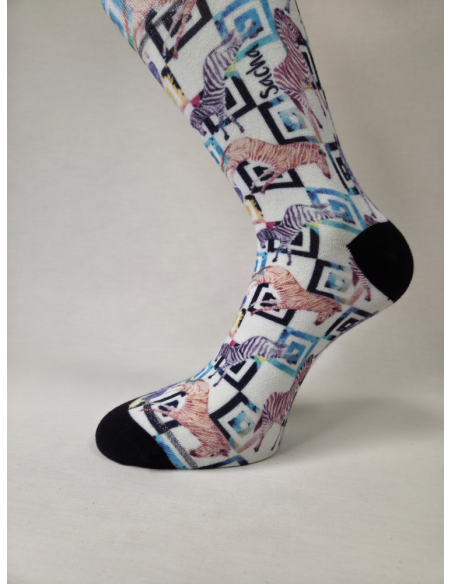 CALCETINES ATREVIDOS DE MUJER EN BAMBU CON ZEBRAS SALVAJES.