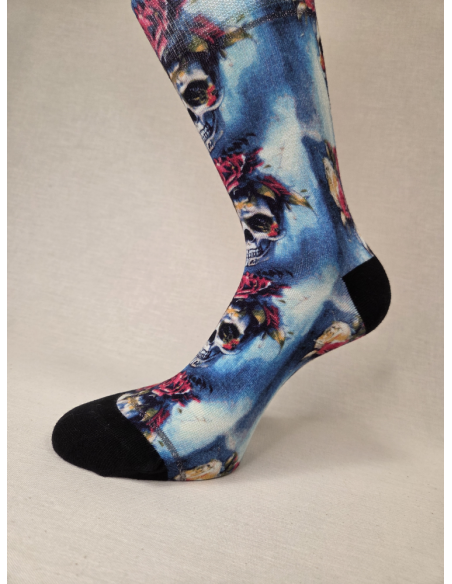 CALCETINES DISTINTOS DE MUJER EN BAMBU CON CALAVERAS FLORALES.