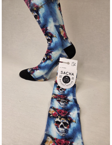 CALCETINES DISTINTOS DE MUJER EN BAMBU CON CALAVERAS FLORALES.