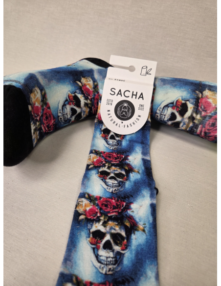 CALCETINES DISTINTOS DE MUJER EN BAMBU CON CALAVERAS FLORALES.