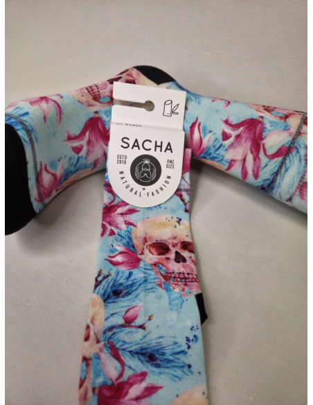 CALCETINES ATREVIDOS DE MUJER DE BAMBU CON CALEVERAS CON FONDO AZUL.