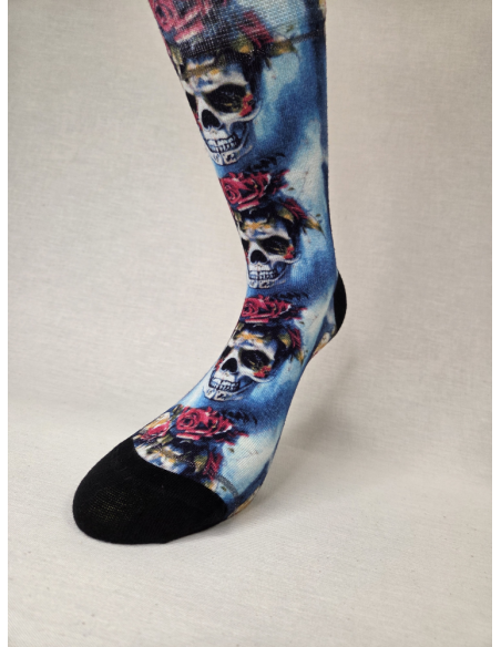 CALCETINES DISTINTOS DE MUJER EN BAMBU CON CALAVERAS FLORALES.