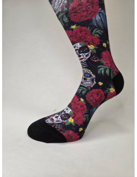 CALCETINES INFORMALES DE MUJER EN BAMBU CON CALAVERAS Y ROSAS.