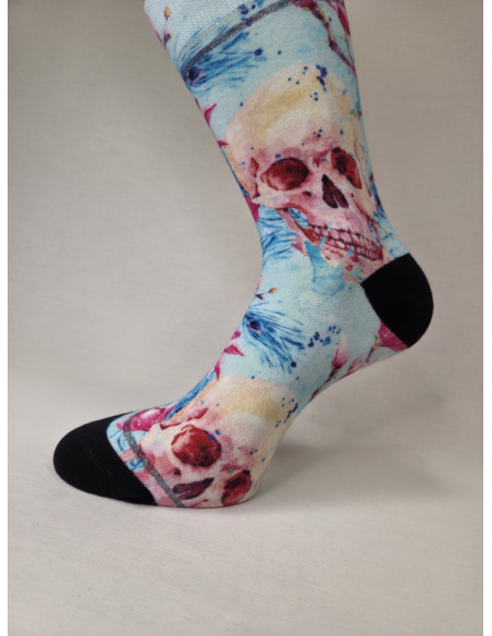 CALCETINES ATREVIDOS DE MUJER DE BAMBU CON CALEVERAS CON FONDO AZUL.