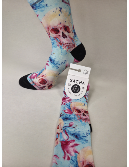 CALCETINES ATREVIDOS DE MUJER DE BAMBU CON CALEVERAS CON FONDO AZUL.